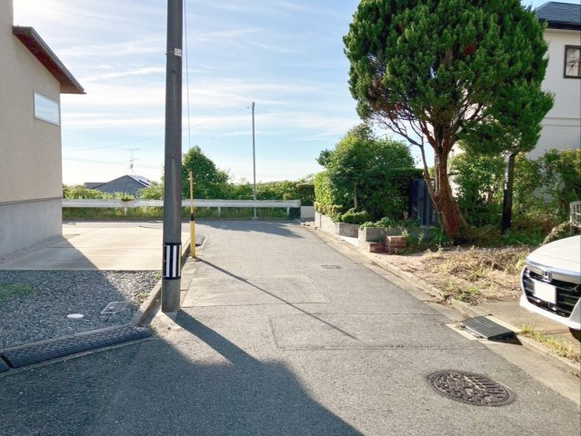 福岡市東区美和台5丁目　中古戸建の前面道路含む現地写真|前面道路幅員：約4.2ｍ