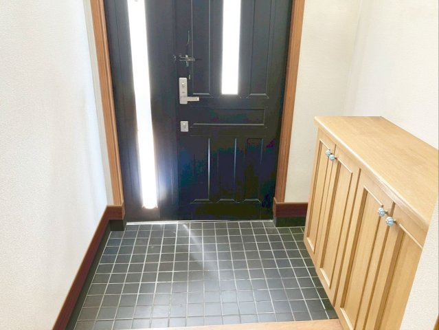 福岡市東区美和台5丁目　中古戸建の玄関|家族の靴をスッキリ収納できるシューズボックスは、天板上に小物が置けるカウンタータイプです！