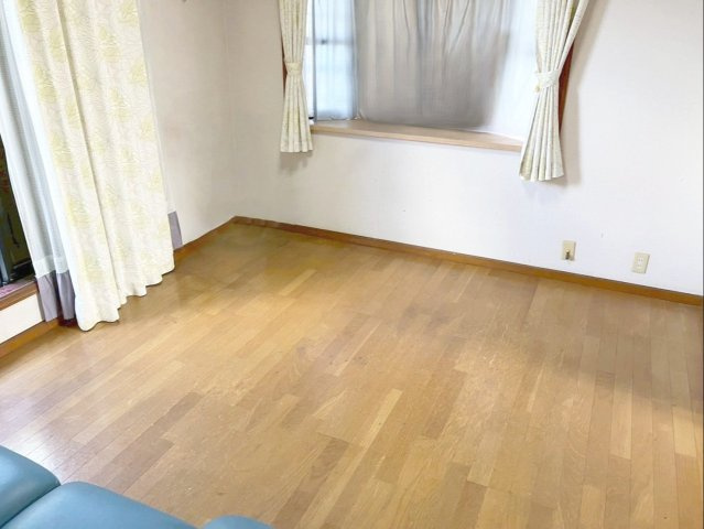 福岡市東区美和台5丁目　中古戸建の居間・リビング|2階リビングです！空間に開放感と奥行きが感じられる出窓付きです！