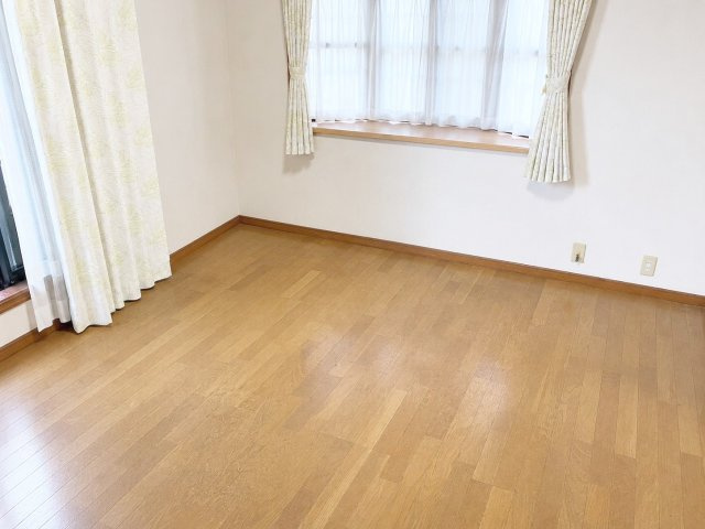 福岡市東区美和台5丁目　中古戸建の居間・リビング|2階リビングです！空間に開放感と奥行きが感じられる出窓付きです！
（※AI加工により家具・小物を消去しています）