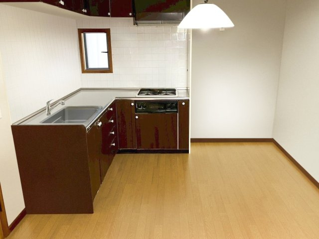 福岡市東区美和台5丁目　中古戸建の居間・リビング|日当たりが良く、プライバシーが確保しやすい2階のLDKです！
（※AI加工により家具・小物を消去しています）