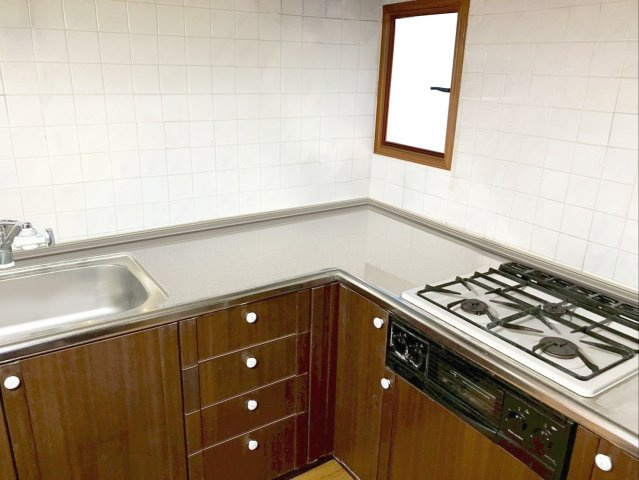 福岡市東区美和台5丁目　中古戸建のキッチン|効率的な動線で家事が捗るL字型キッチンです！
（※AI加工により家具・小物を消去しています）