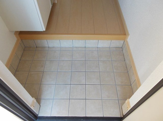 【玄関】 | Ｅ’ｓ　Ｇａｒｄｅｎ　Ｂ　２DKHW | きれいな玄関です