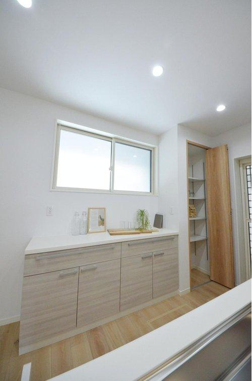 新庄町の収納|大容量のカップボードが標準装備。パントリースペースもあり、キッチン周りの収納もしっかり確保されています。