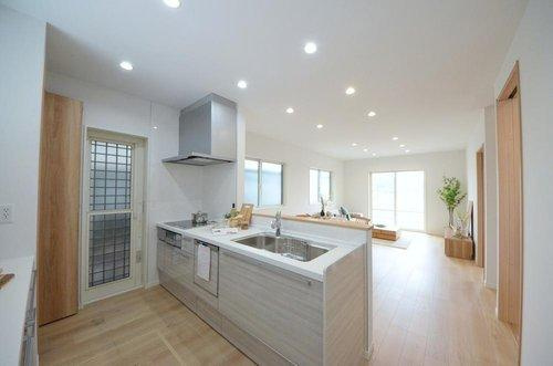 新庄町のキッチン|陽当たりが良く、窓の多いリビング空間。オープンタイプの対面式キッチンでリビングが隅まで見渡せます。キッチンにいながら小さなお子様にも目が届き安心です。