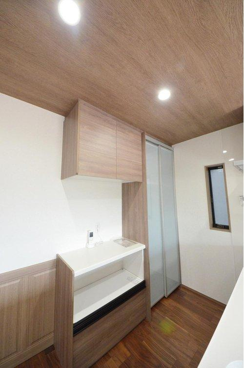 高取北1丁目の収納|大容量のカップボードが標準装備！キッチン周りの収納スペースもしっかり確保されています。