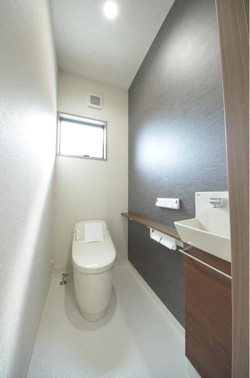 高取北1丁目のトイレ|窓のある明るいトイレ。勿論ウォシュレット付です。収納スペースもあります。