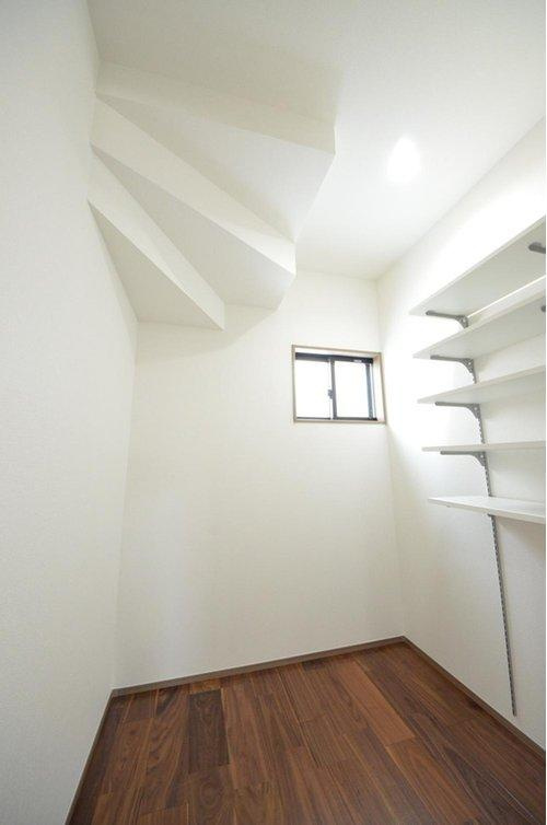 高取北1丁目の収納|階段下に大容量の収納スペースがあります