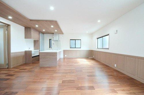 高取北1丁目のキッチン|19.5帖の広く明るいリビング空間。オープンタイプの対面式キッチンでリビングが隅まで見渡せます。キッチンにいながら小さなお子様にも目が届き安心です。