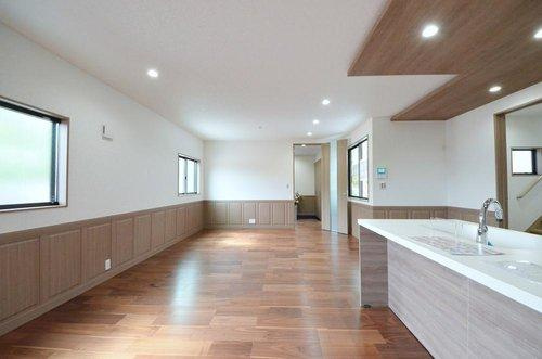 高取北1丁目の居間・リビング|19.5帖の広く明るいリビング空間。オープンタイプの対面式キッチンでリビングが隅まで見渡せます。キッチンにいながら小さなお子様にも目が届き安心です。