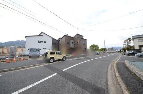 高取北1丁目の前面道路含む現地写真|前面道路は10ｍと広く、交通量も少ない為駐車楽々