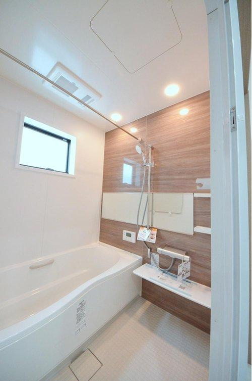 高取北1丁目の浴室|人気の換気乾燥暖房機付き。１坪タイプの大きなバスルームなので足を伸ばしてゆっくり湯船につかることができます