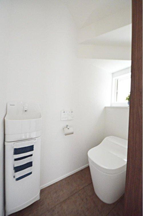 亀山南2丁目のトイレ|窓のある明るいトイレ
勿論ウォシュレット付きです