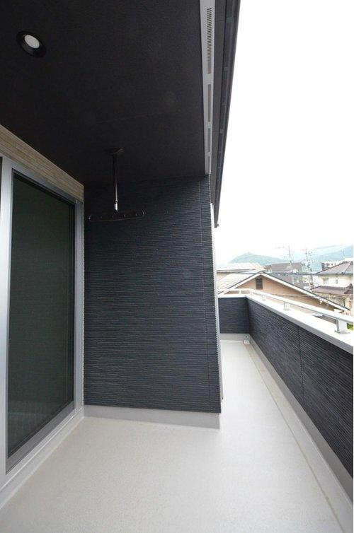 亀山南2丁目のバルコニー|広いバルコニー
屋根があるので急な雨でも安心です
