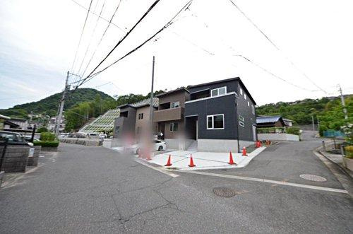 亀山南2丁目の前面道路含む現地写真|前面道路は広く、交通量も少ない為駐車楽々です