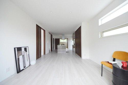 亀山南2丁目の居間・リビング|東南向きで陽当りのいいリビング空間。オープンタイプの対面式キッチンでリビングが隅まで見渡せます。キッチンにいながら小さなお子様にも目が届き安心です。