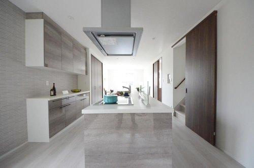 亀山南2丁目の居間・リビング|東南向きで陽当りのいいリビング空間。オープンタイプの対面式キッチンでリビングが隅まで見渡せます。キッチンにいながら小さなお子様にも目が届き安心です。