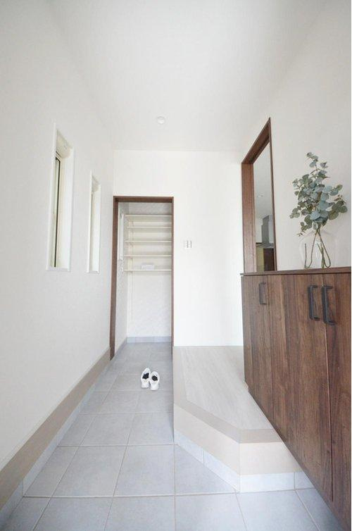 亀山南2丁目の玄関|玄関には大容量のシューズボックスがあります