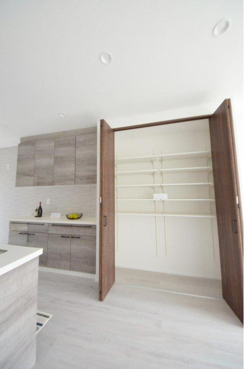 亀山南2丁目の収納|大容量のカップボードが標準装備。パントリースペースもあり、キッチン周りの収納もしっかり確保されています。