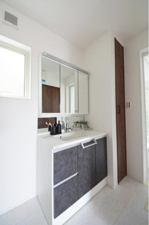 亀山南2丁目の洗面所|清潔感あふれるシャワー付洗面台と洗面室。余裕のスペース。窓もあり明るく通気も良いです