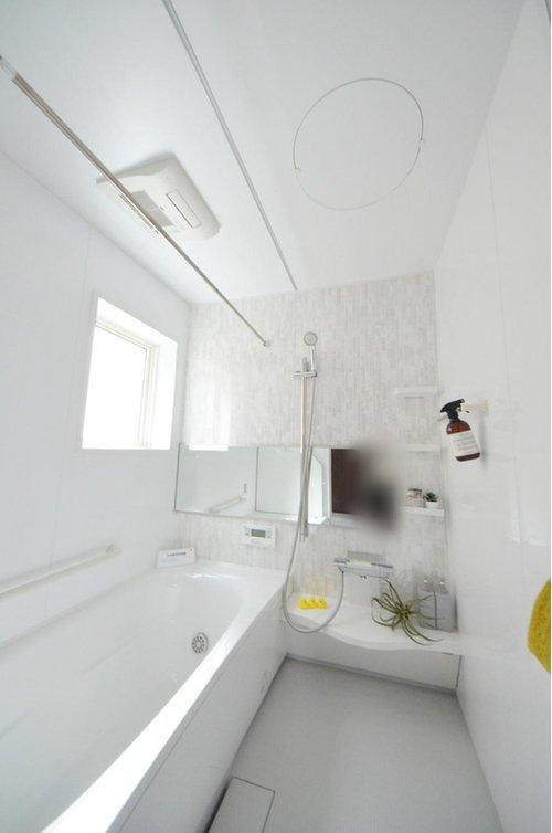 亀山南2丁目の浴室|人気の換気乾燥暖房機付き。１坪タイプの大きなバスルームなので足を伸ばしてゆっくり湯船につかることができます