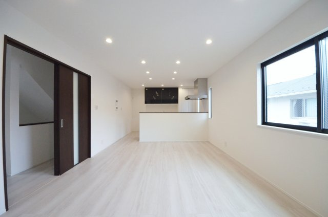 江波二本松二丁目の居間・リビング|広く明るいリビング空間。オープンタイプの対面式キッチンでリビングが隅まで見渡せます。キッチンにいながら小さなお子様にも目が届き安心です。