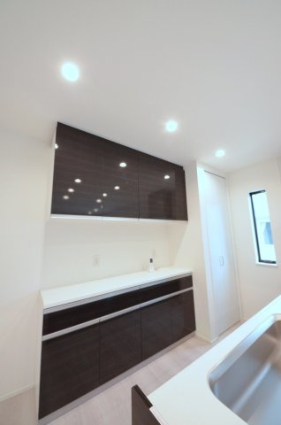 江波二本松二丁目の収納|大容量のカップボードが標準装備。パントリースペースもあり、キッチン周りの収納もしっかり確保されています。