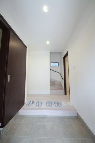 江波二本松二丁目の玄関|玄関に大容量のシューズクローク有
玄関周りの収納スペースもしっかり確保してあります