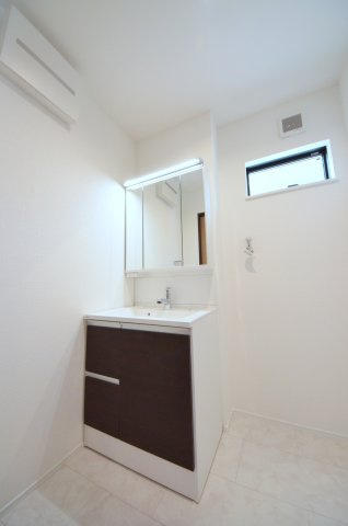 江波二本松二丁目の独立洗面台|清潔感あふれるシャワー付洗面台と洗面室。余裕のスペース。窓もあり明るく通気も良いです