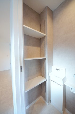 旭一丁目の収納|トイレにも収納スペースがあります