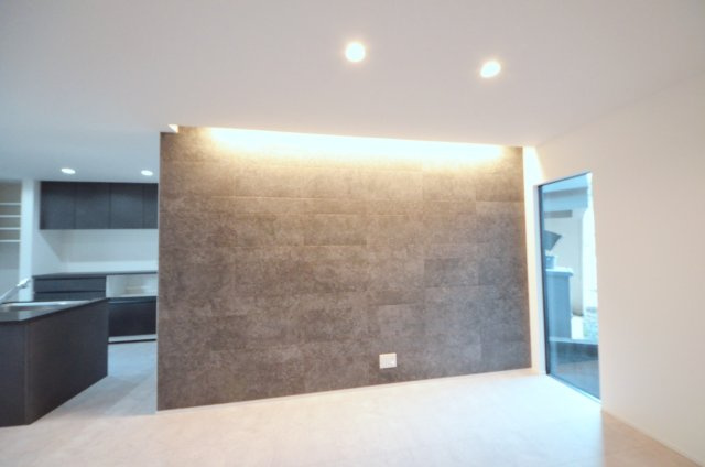 旭一丁目の居間・リビング|お洒落な間接照明付きです