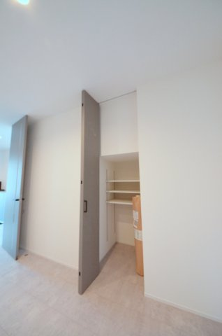 旭一丁目の収納|リビングにも収納スペースがあります