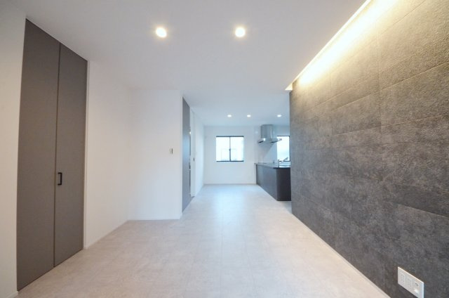 旭一丁目の居間・リビング|東南向きの広く明るいリビング空間。オープンタイプの対面式キッチンでリビングが隅まで見渡せます。キッチンにいながら小さなお子様にも目が届き安心です。