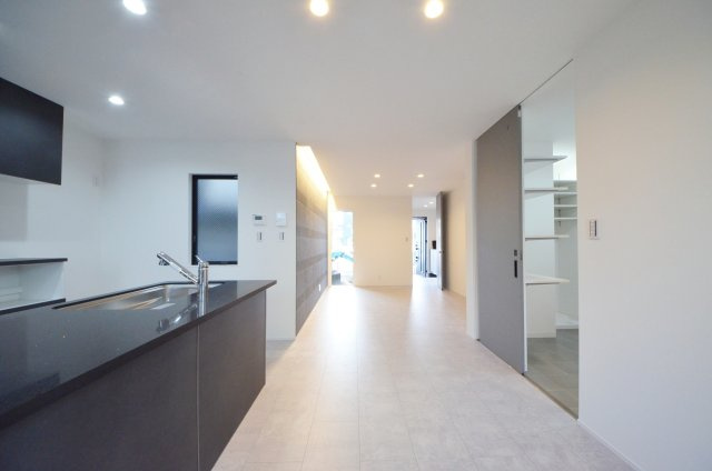 旭一丁目の居間・リビング|東南向きの広く明るいリビング空間。オープンタイプの対面式キッチンでリビングが隅まで見渡せます。キッチンにいながら小さなお子様にも目が届き安心です。