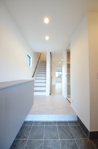 旭一丁目の玄関|玄関には大容量のシューズボックスと土間収納スペース有
玄関周りの収納も充実しています