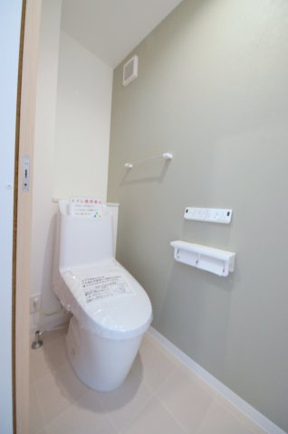 新宮一丁目のトイレ|窓のある明るいトイレ。勿論ウォシュレット付です。収納スペースもあります。