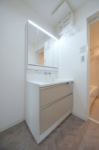 新宮一丁目の独立洗面台|清潔感あふれるシャワー付洗面台と洗面室。余裕のスペース。窓もあり明るく通気も良いです