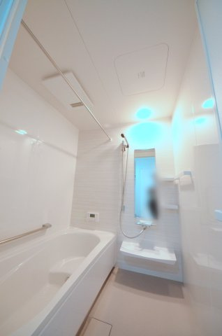 新宮一丁目の浴室|人気の換気乾燥暖房機付き。１坪タイプの大きなバスルームなので足を伸ばしてゆっくり湯船につかることができます