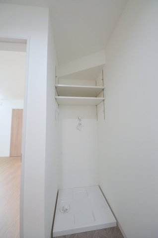 新宮一丁目の浴室|洗面所にも収納棚があります