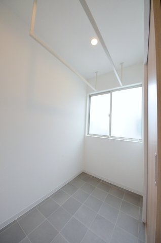 新宮一丁目のバルコニー|虫や花粉から洗濯物を守るサンルーム