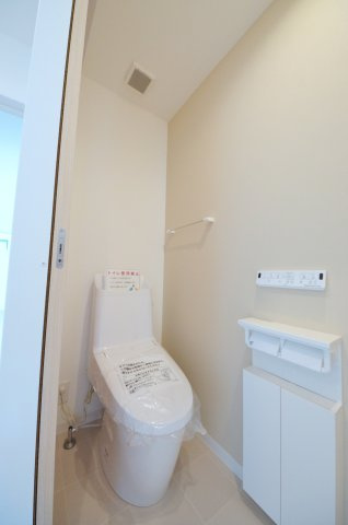 新宮一丁目のトイレ|窓のある明るいトイレ。勿論ウォシュレット付です。収納スペースもあります。