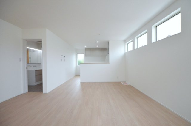 新宮一丁目の居間・リビング|南向きで陽当たりが良く、窓の多いリビング空間。オープンタイプの対面式キッチンでリビングが隅まで見渡せます。キッチンにいながら小さなお子様にも目が届き安心です。