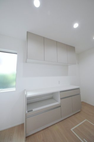 新宮一丁目の収納|大容量のカップボードが標準装備！キッチン周りの収納スペースもしっかり確保されています。