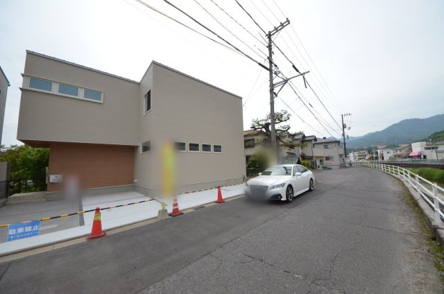 新宮一丁目の前面道路含む現地写真|前面道路は交通量が少なく駐車楽々です