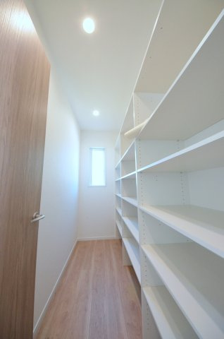 戸坂長尾台の収納|キッチン横に大容量のパントリースペースがあります