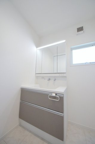 戸坂長尾台の独立洗面台|清潔感あふれるシャワー付洗面台と洗面室。余裕のスペース。窓もあり明るく通気も良いです