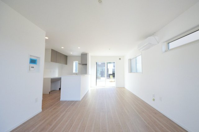 戸坂長尾台の居間・リビング|南西向きで陽当たりが良く、窓の多いリビング空間。オープンタイプの対面式キッチンでリビングが隅まで見渡せます。キッチンにいながら小さなお子様にも目が届き安心です。