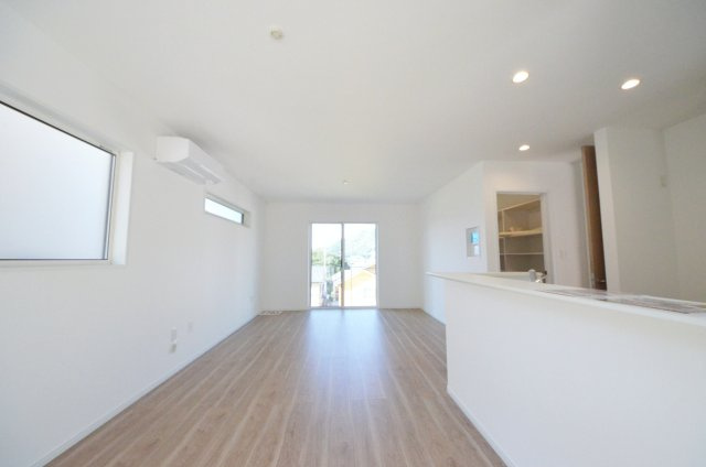 戸坂長尾台の居間・リビング|南西向きで陽当たりが良く、窓の多いリビング空間。オープンタイプの対面式キッチンでリビングが隅まで見渡せます。キッチンにいながら小さなお子様にも目が届き安心です。