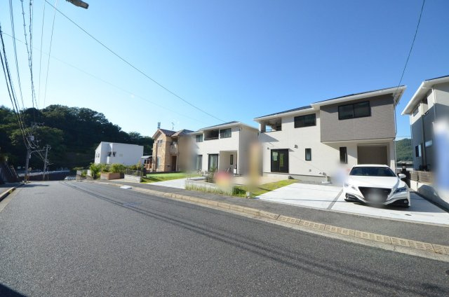 戸坂長尾台の前面道路含む現地写真|前面道路は9ｍと広く駐車楽々です