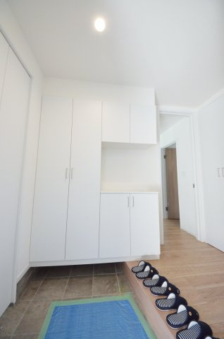 戸坂長尾台の玄関|玄関には大容量のシューズボックスあり。
玄関周りの収納スペースもしっかり確保されています。